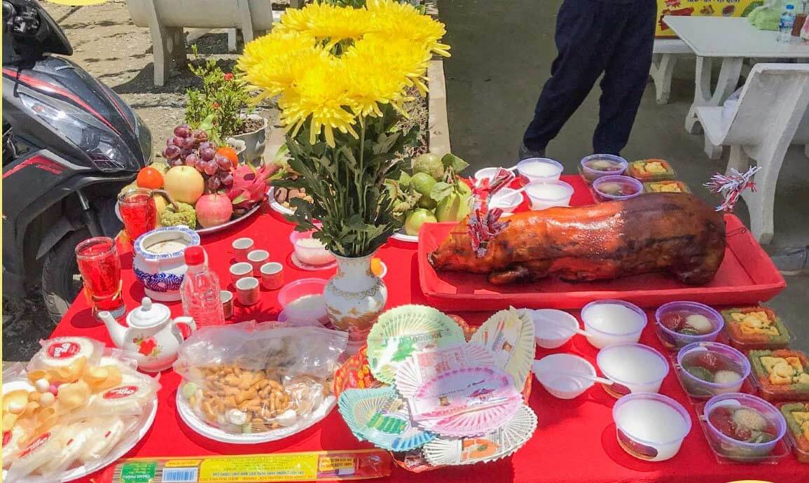 Cúng đất đai mấy chén cơm là đúng?